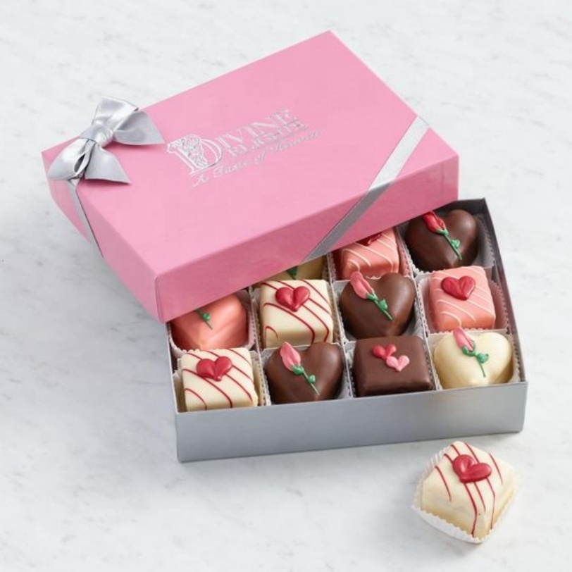 Magnetic Paper Chocolate Packaging Gift Boxes with Matt Lamination &amp; Embossing Customized Cardboard Wedding Boxes with Divider