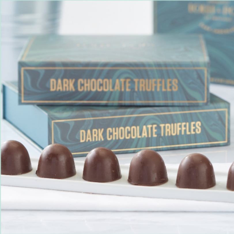 Magnetic Paper Chocolate Packaging Gift Boxes with Matt Lamination &amp; Embossing Customized Cardboard Wedding Boxes with Divider