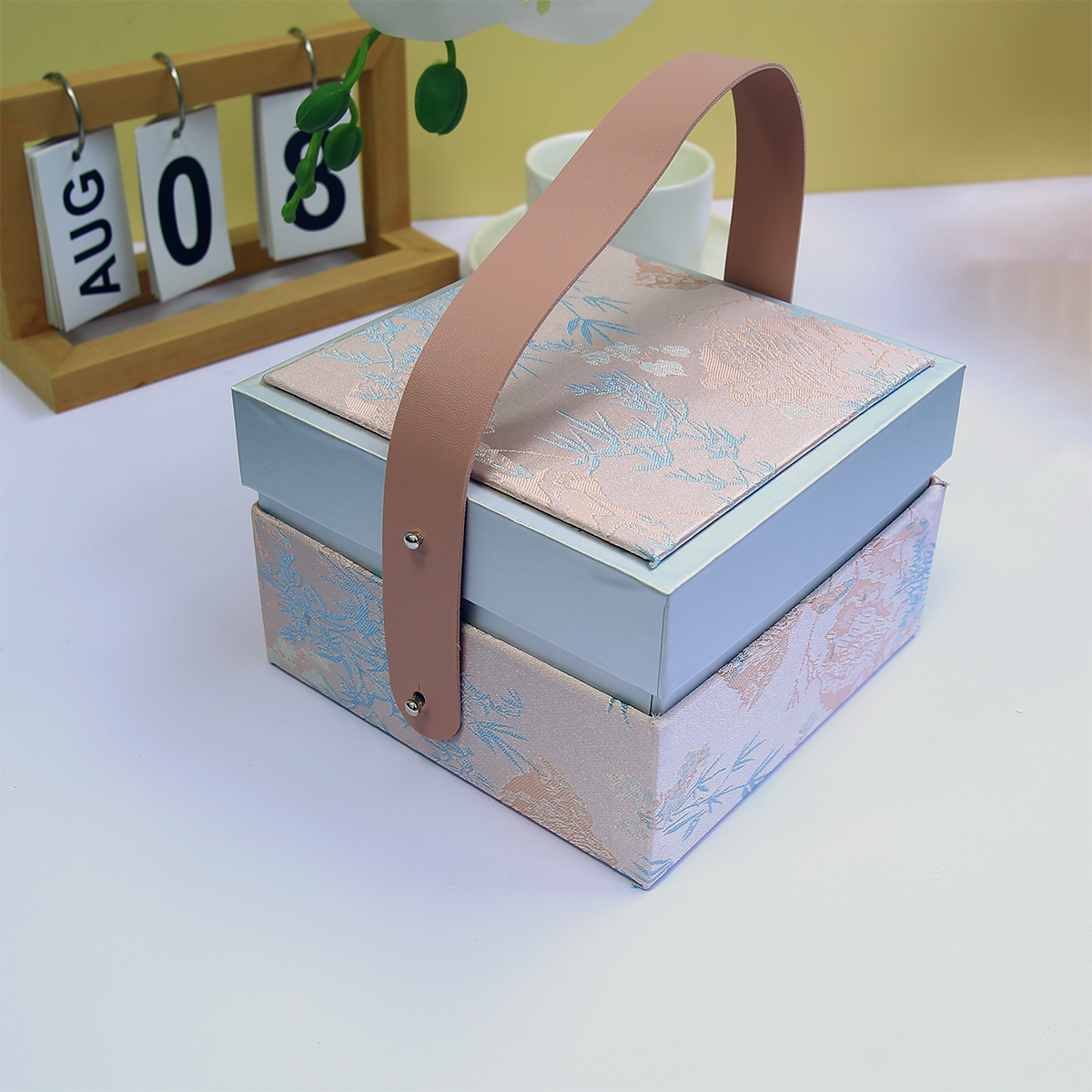 Elegant Premium Eco-Friendly Rigid Gift Box with Custom Design Recycled Materials for Corporate Gifts Holidays Special Occasions