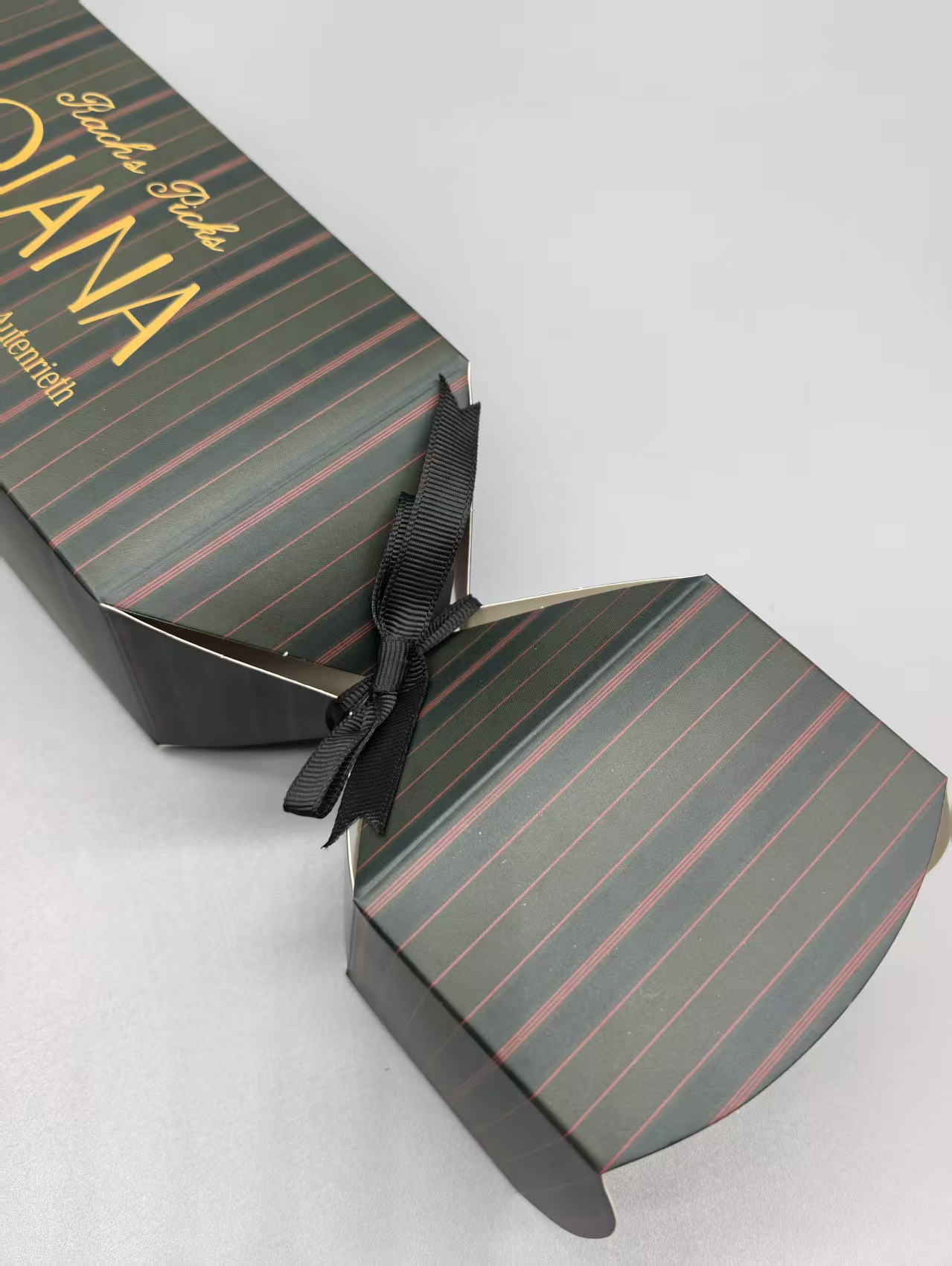 Creative Decorative Candy Shape Paper Cracker Bonbon Gift Box Embossing Vanishing Eco-Friendly Recyclable Material for Holiday
