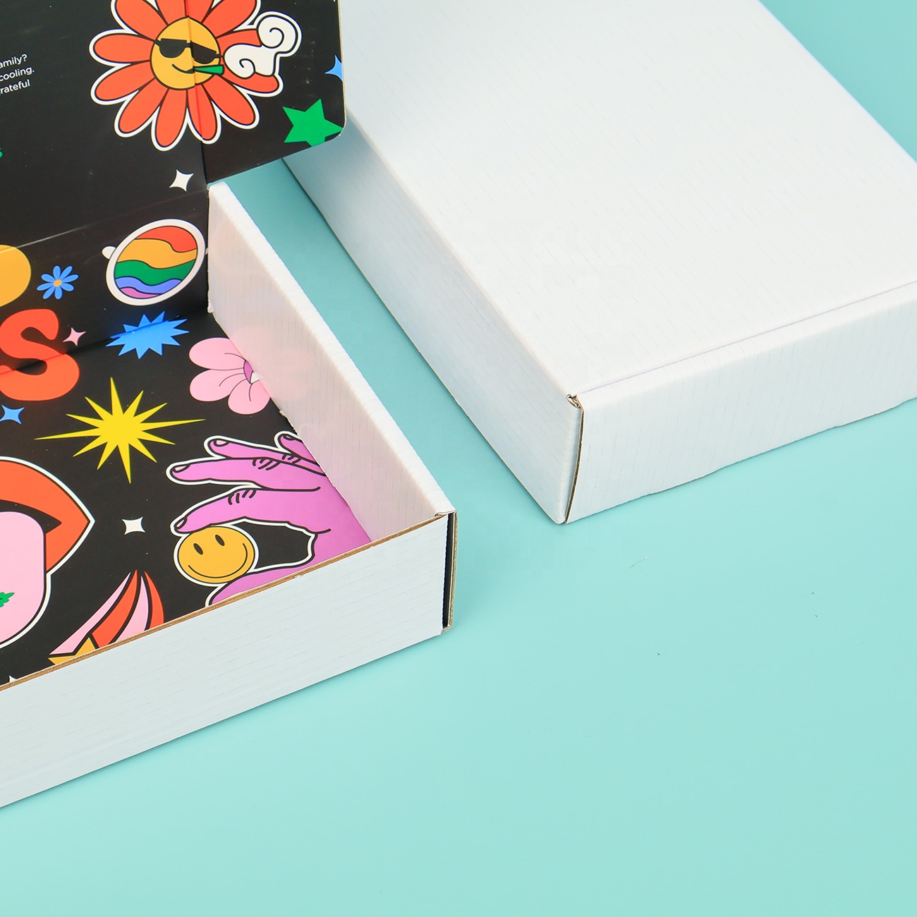 Luxury Custom Logo Eco-friendly Corrugated Cardboard Mailing Boxes with UV Printing Sponge Lining for Cosmetics Gift Packaging