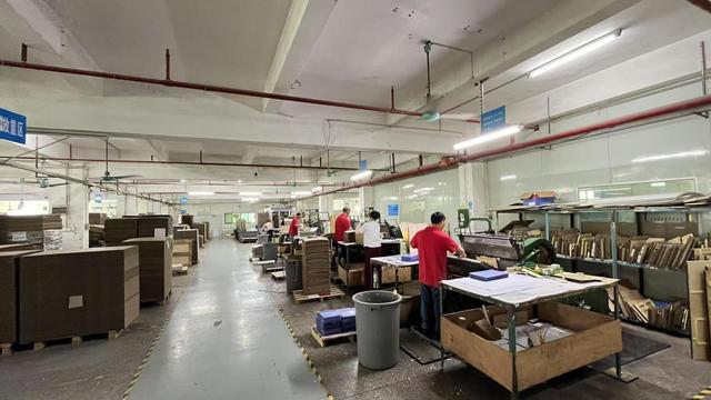 Wine packaging box with custom insert and premium presentation