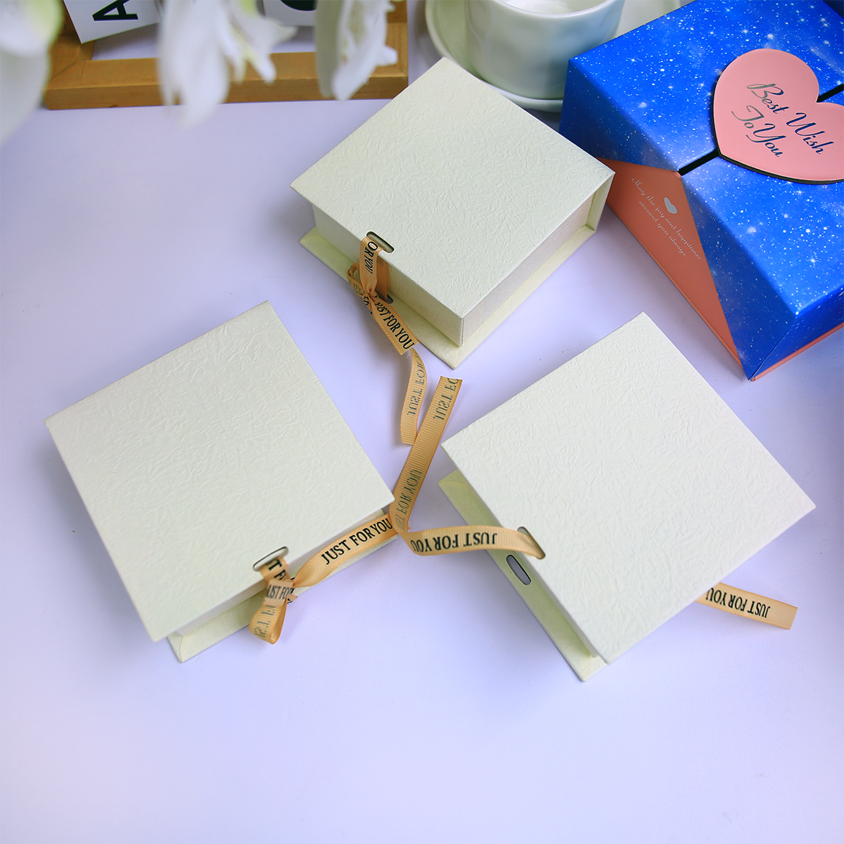 Customized Wholesale Customized Jewelry Gift Box with a pink Necklace Jewelry Box for Gift Packaging