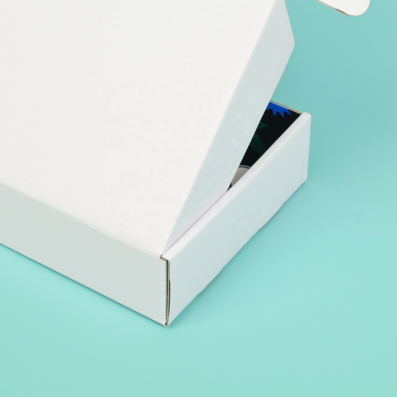 Luxury Custom Logo Eco-friendly Corrugated Cardboard Mailing Boxes with UV Printing Sponge Lining for Cosmetics Gift Packaging