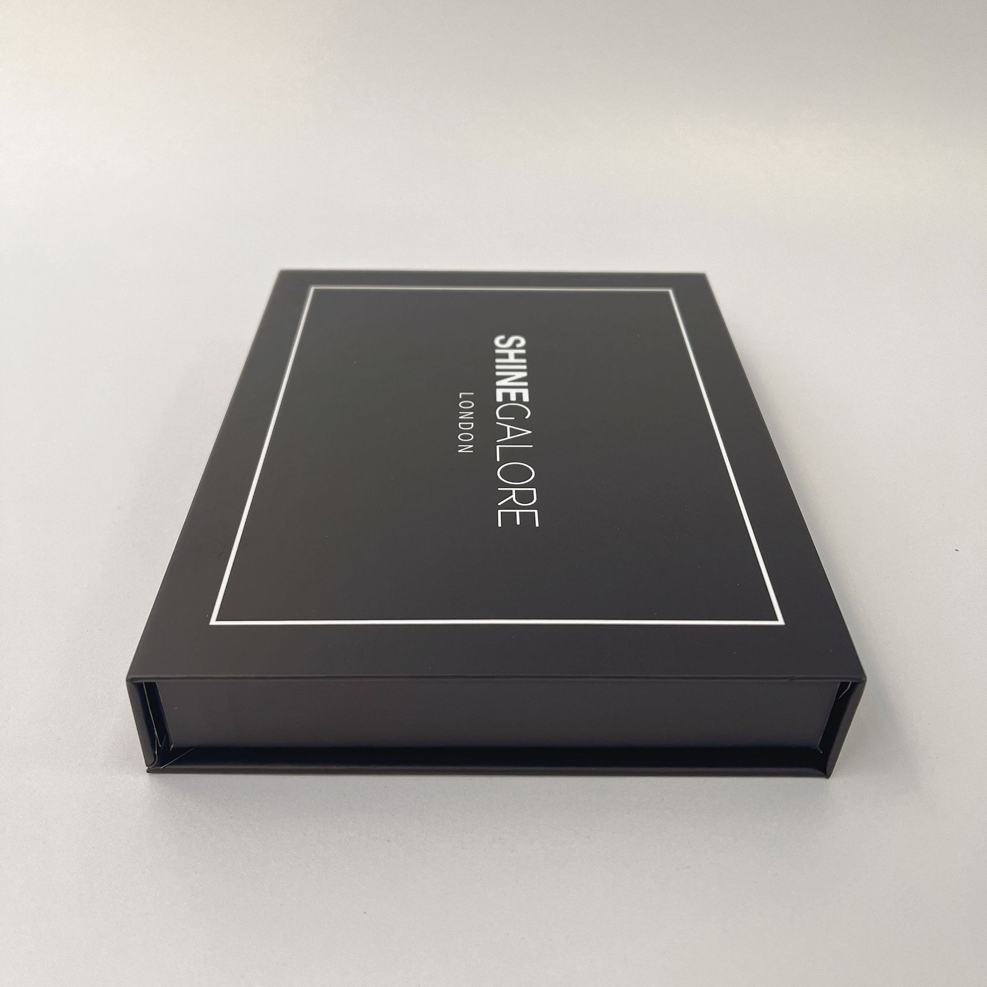 Luxury Magnetic Rigid Cardboard Paper Gift Box with Custom Logo Finishing Recycled Materials Matt Lamination Foldable Design