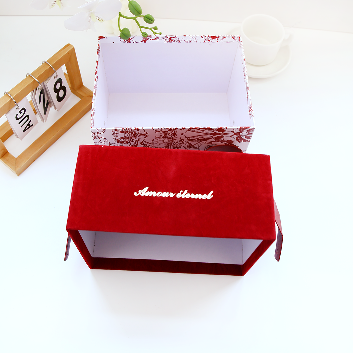 Elegant Premium Gift Box Luxury Foldable Packaging Durable Perfect for Corporate Gift or Seasonal Display