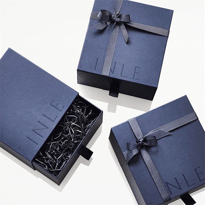 Custom Luxury Folding Magnetic Closure Gift Box Skin Care Clothes Packaging with Sponge Liner for Presentations