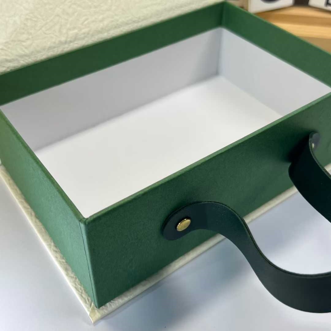 Custom Logo UV Coating Magnetic Rigid Gift Box with Sponge Lining Recyclable Carton Handle Luxury Packaging