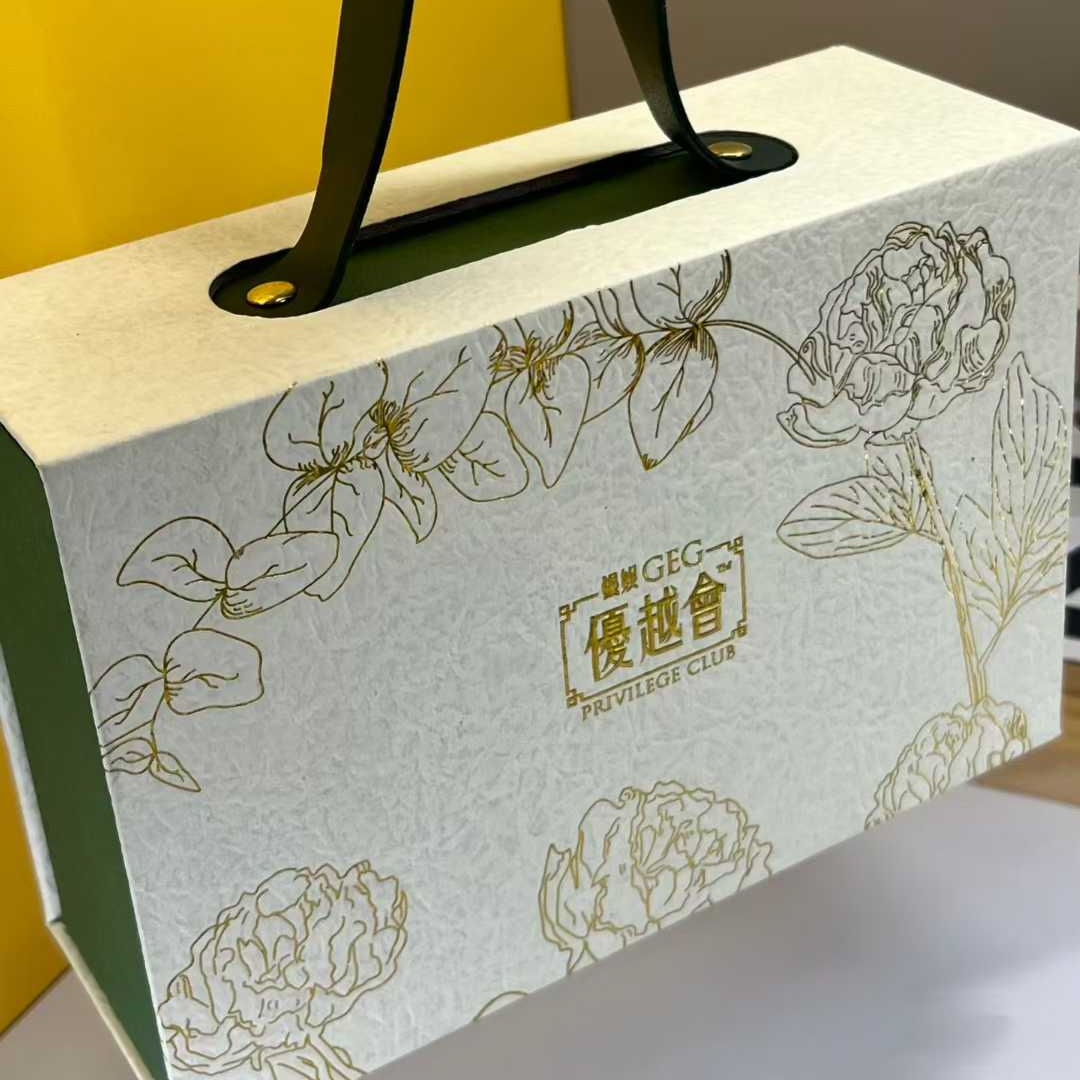 Custom Logo UV Coating Magnetic Rigid Gift Box with Sponge Lining Recyclable Carton Handle Luxury Packaging