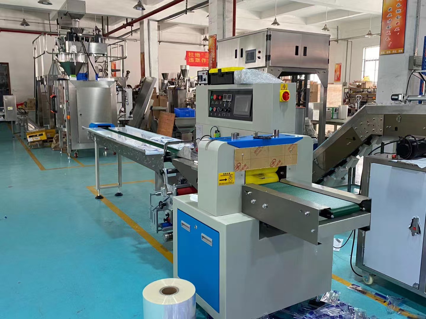 FLOW Pillow Type Wrapping Machine Horizontal for Plastic Film Bag Sealing Packing of Soap Bread Vegetables Food Noodle Mask
