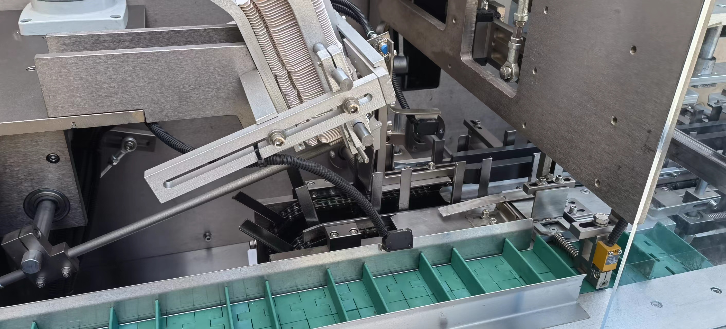 China Factory Automatic Vertical Box Cartooning Machine Bottles Soap Blister Cartoon Packing Machine