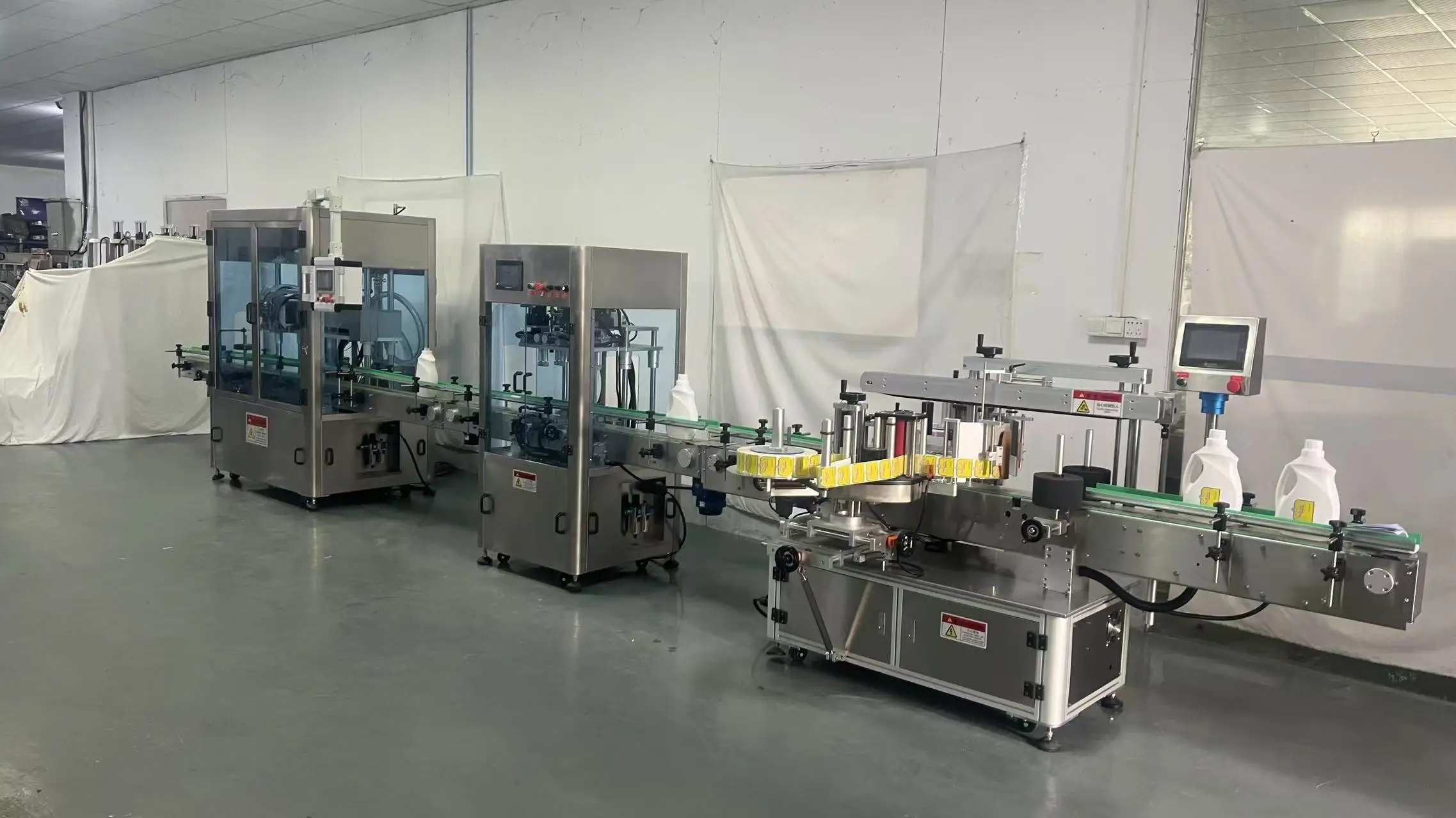 Full Automatic Liquid Filling Machine PLC Controlled Automatic Quantitative Precision Filling 304 Stainless Steel