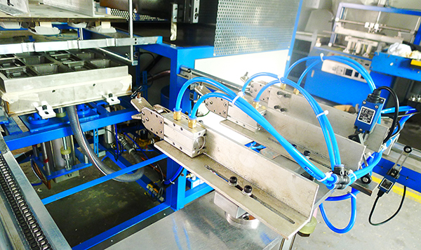 Robot hand and sheet clamp