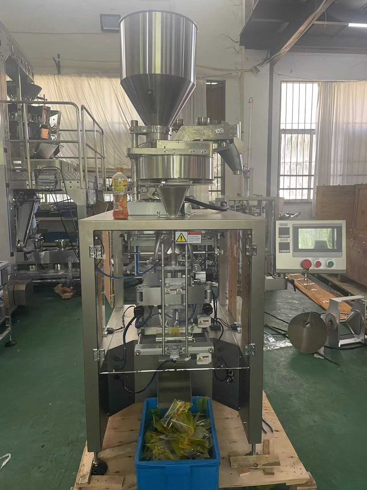 Automatic 1kg Vertical Measuring Cup Filling Machine VFFS Pouch Packing For Salt/Rice/Granule