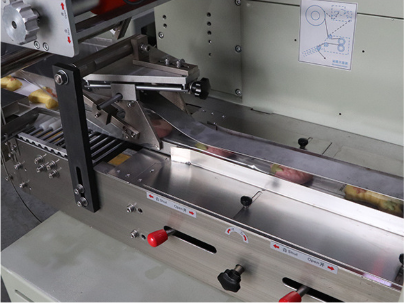 Candy Horizontal Flow Wrapping Packaging Machine Film Roll Pillow Type Automatic Servo Packing Machine for Hard Sweets