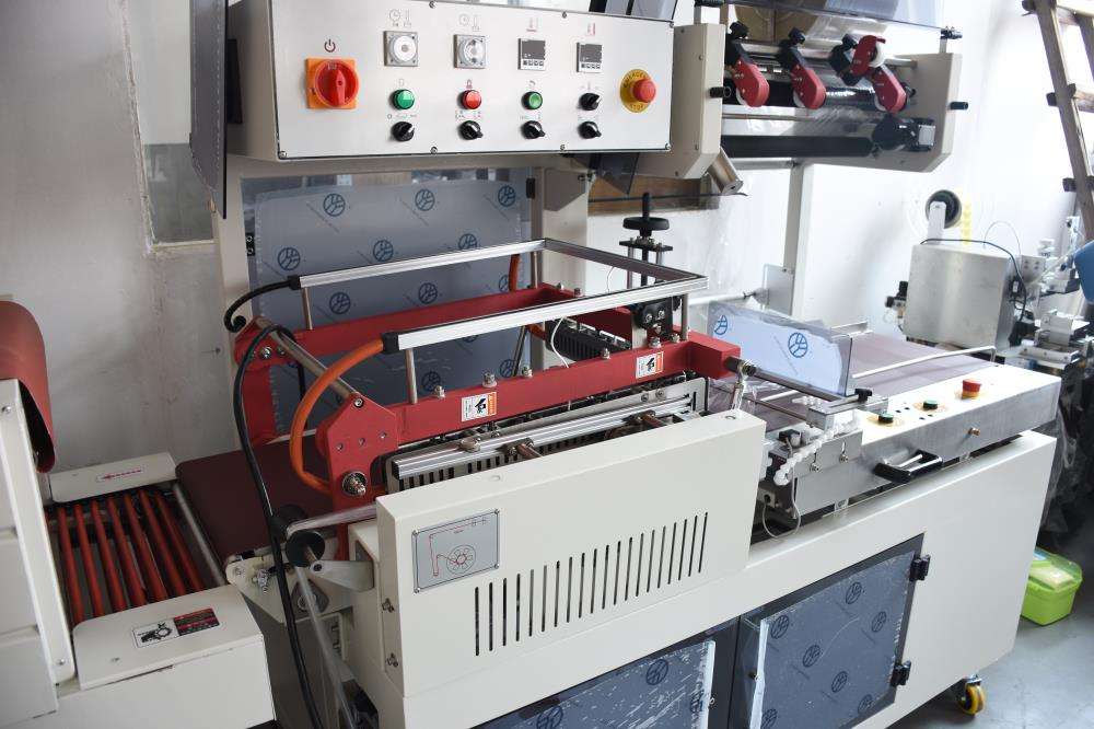 Factory Plastic Automatic Film Shrink Packing Wrapping Tunnel Machine