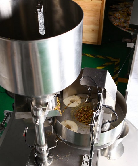 Automatic 1kg Vertical Measuring Cup Filling Machine VFFS Pouch Packing For Salt/Rice/Granule
