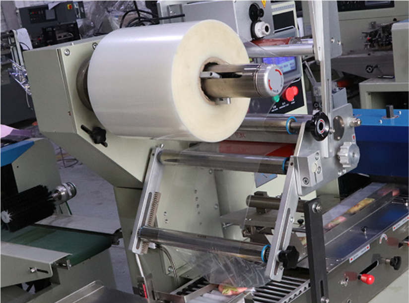 Candy Horizontal Flow Wrapping Packaging Machine Film Roll Pillow Type Automatic Servo Packing Machine for Hard Sweets
