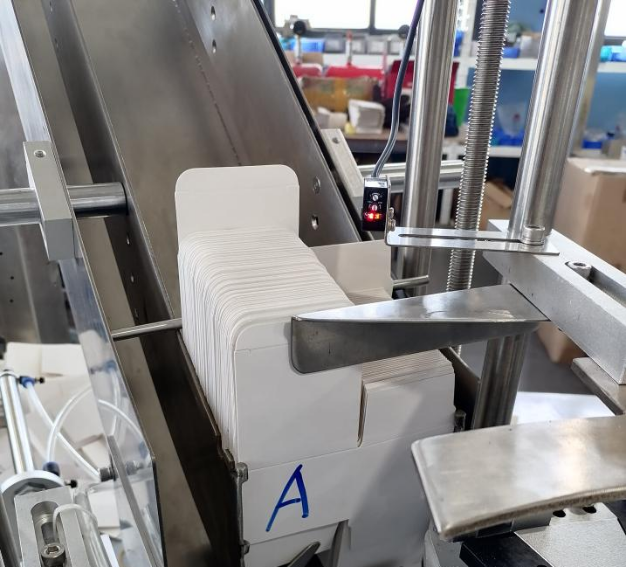Automatic box feeding system