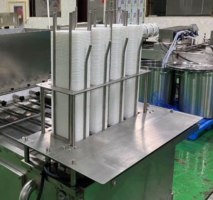 Tray dispenser