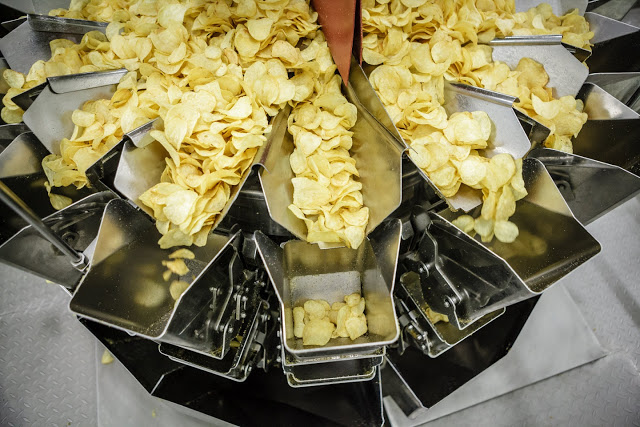 Semi-automatic Combiweigh Multihead Weigher 500g-3kg Plantain Chips Packaging Machine Multihead Weigher Weighing Packing Machine