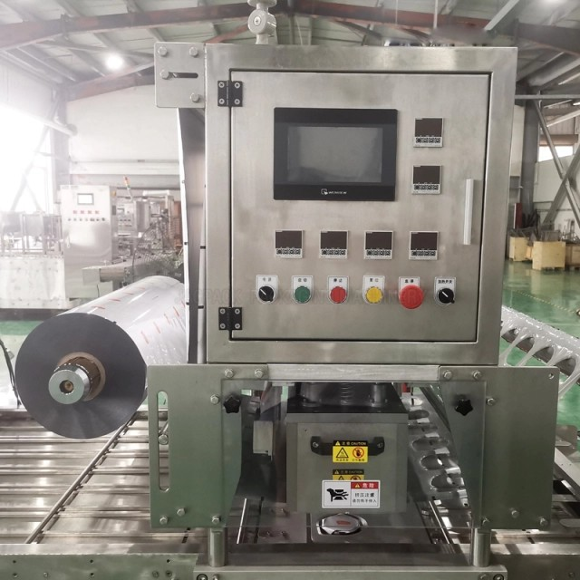 Vacuum gas flushing sealing cutting device
