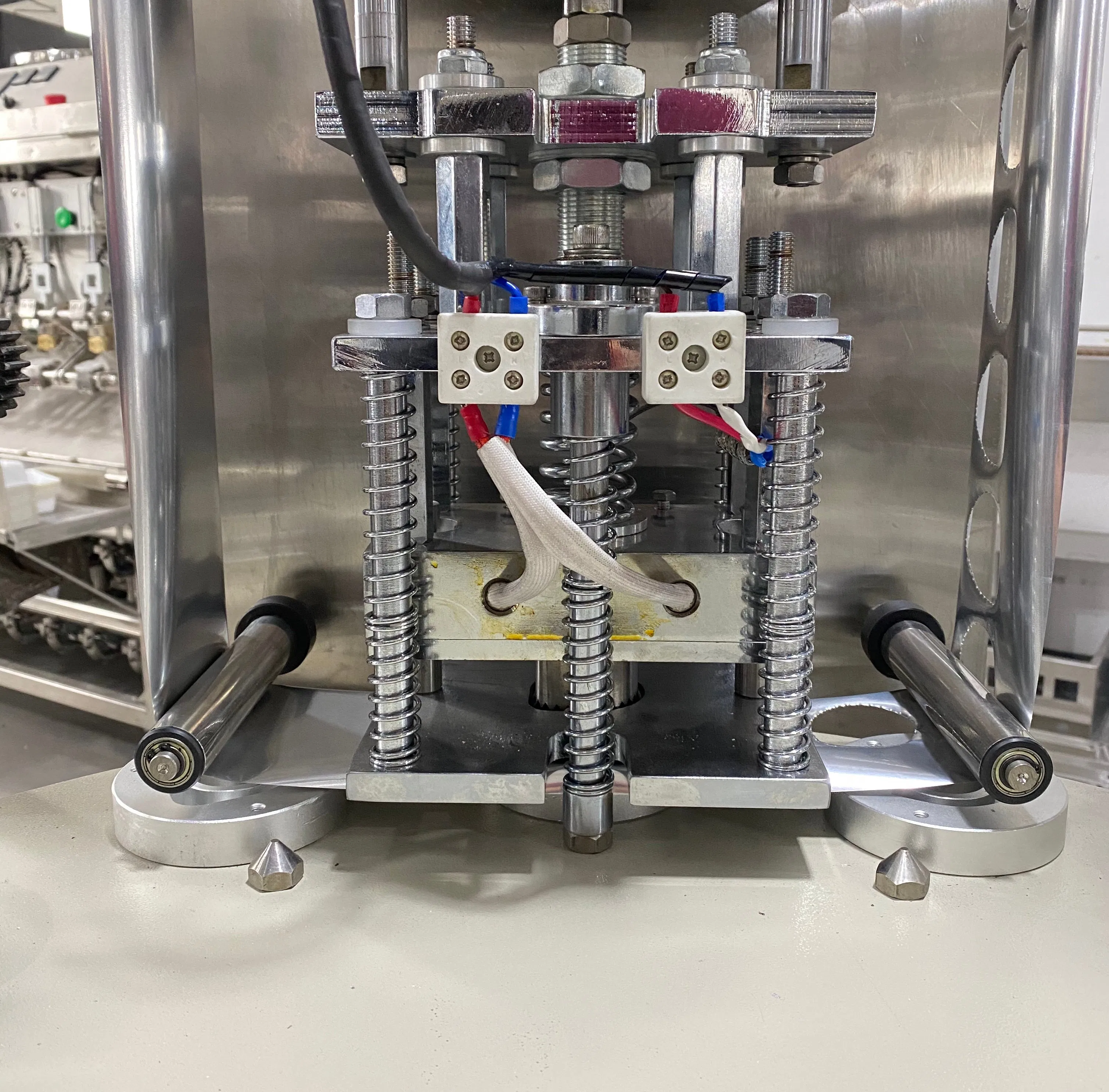 Automatic Rotary Type Yogurt Plastic Cup Filling Sealing Packaging Machine with Plexiglass