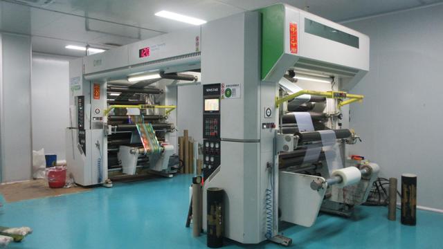 Flow wrapping machine for bakery products and confectionery
