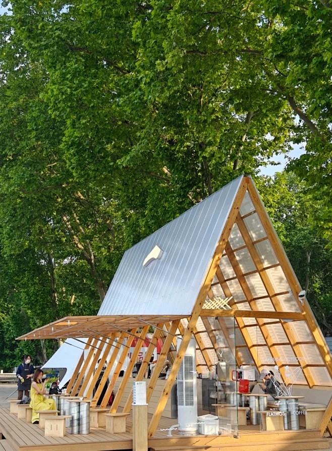 Modern A-Frame Style Prefab House Waterproof Fire Resistant Easy Installation Anti-Corrosion for Scenic Holiday Resort Villa