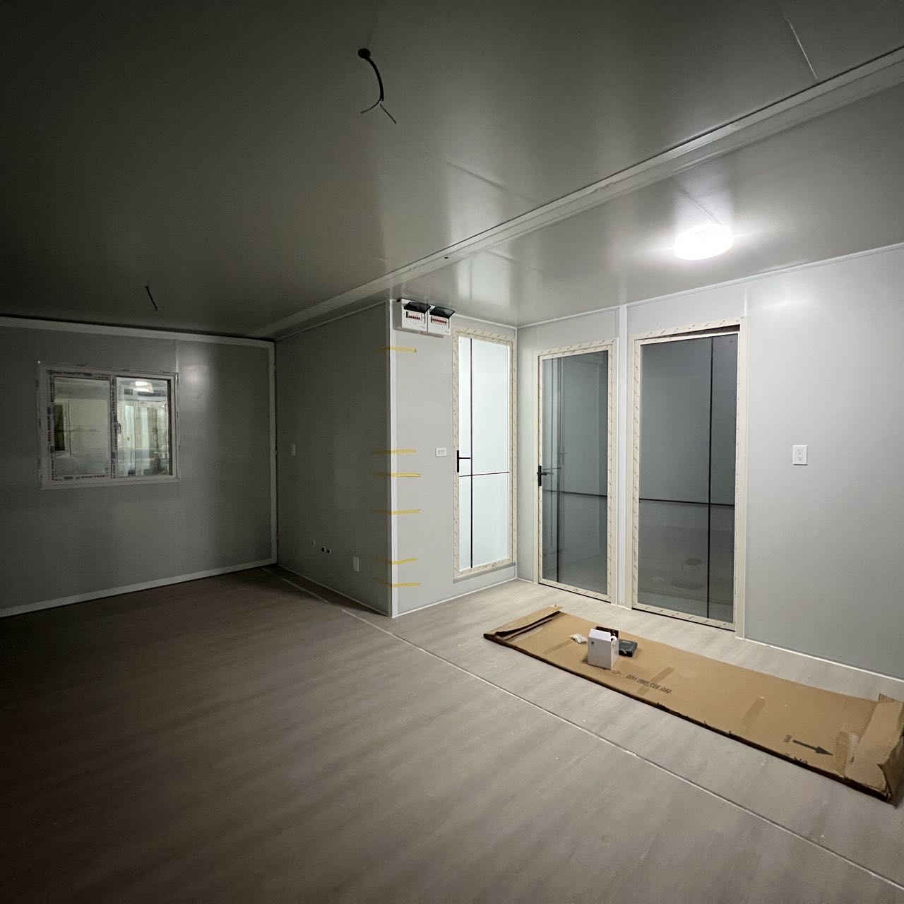 20FT Premade Container House with Sandwich Panel Roof Modern Design Expandable for Office Building &amp; Apartment
