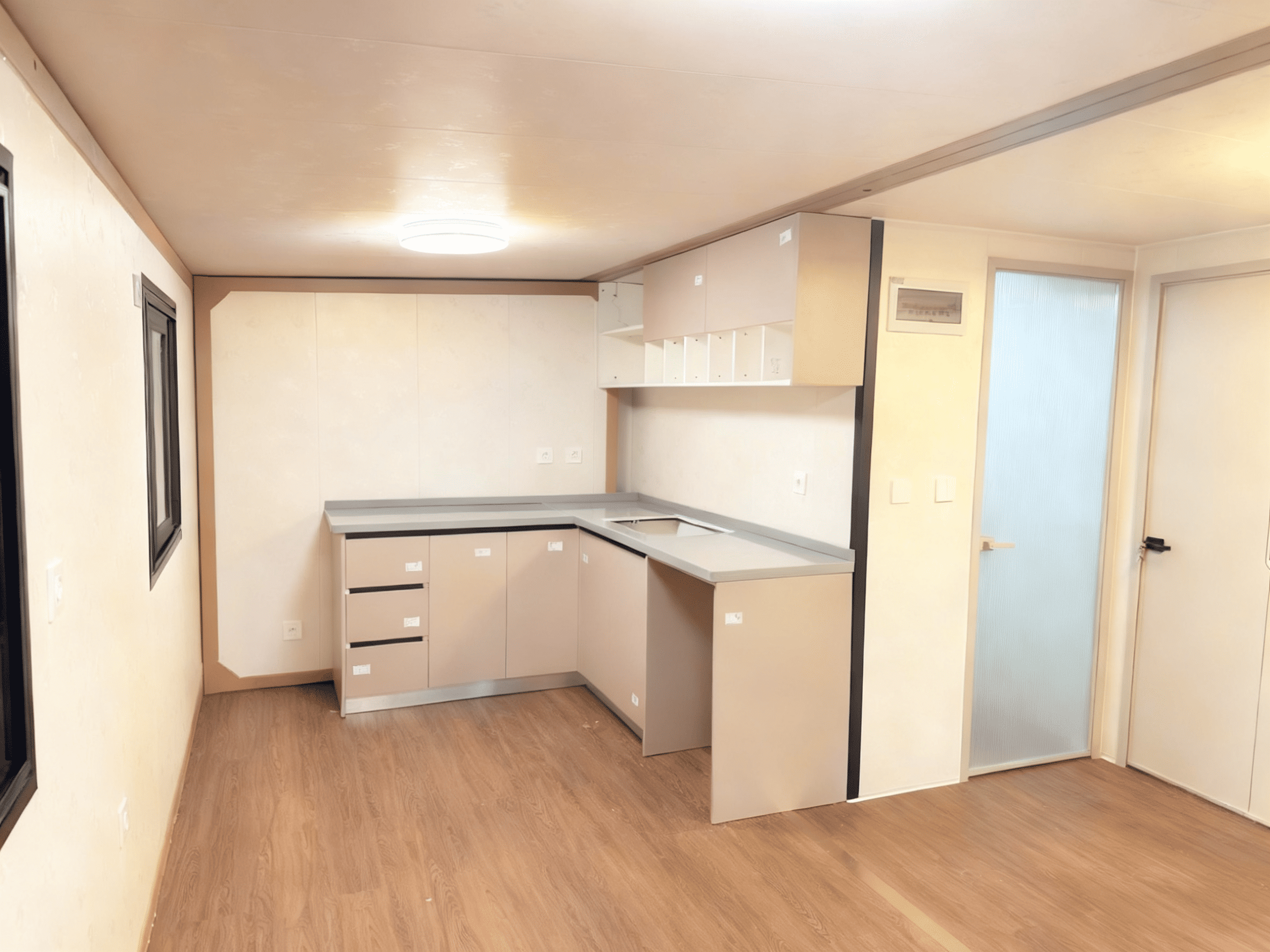 Low Price Prefab Portable Expandable Container House with Warmth Retention Color Customization Available