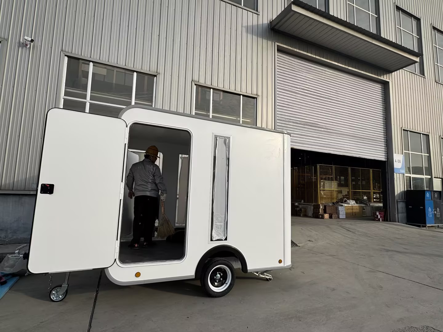 2026 New Design Smoking Pod Smoking Trailer Living Room Pods With Trailer Mobile Silent Acoustic Cabin Japan