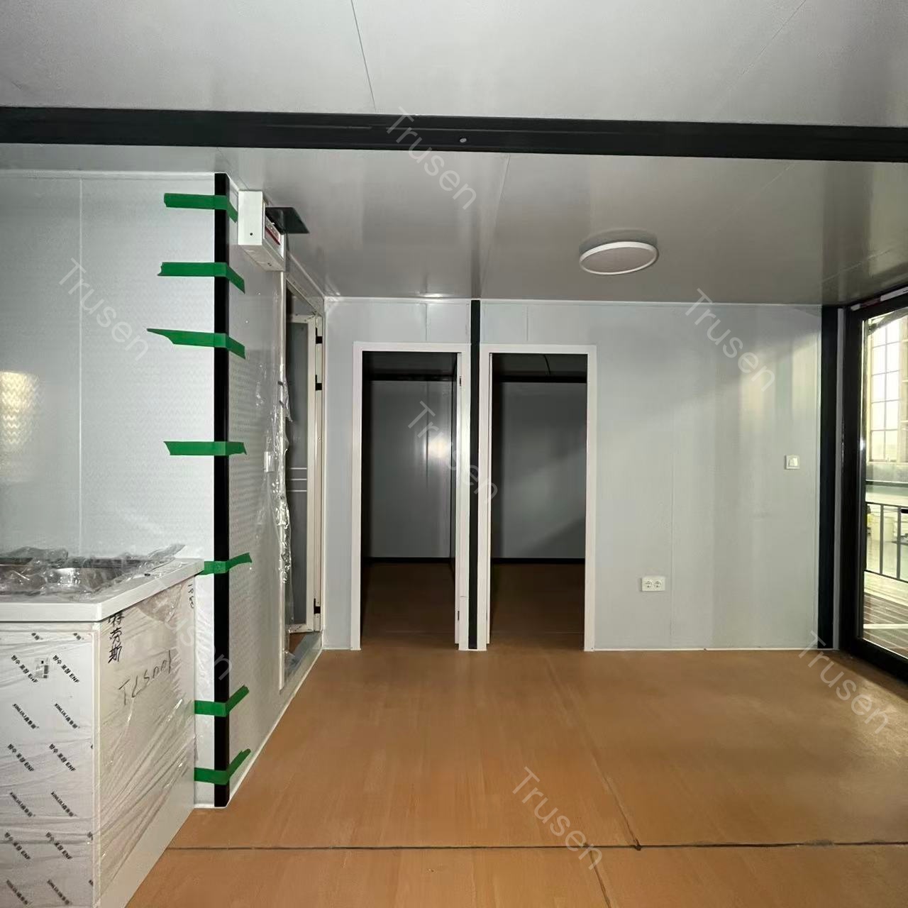 Australian Standards Full Rainproof Terrace Roof Container Apartment Prefab Expandable House Granny Flats With White Guardrail