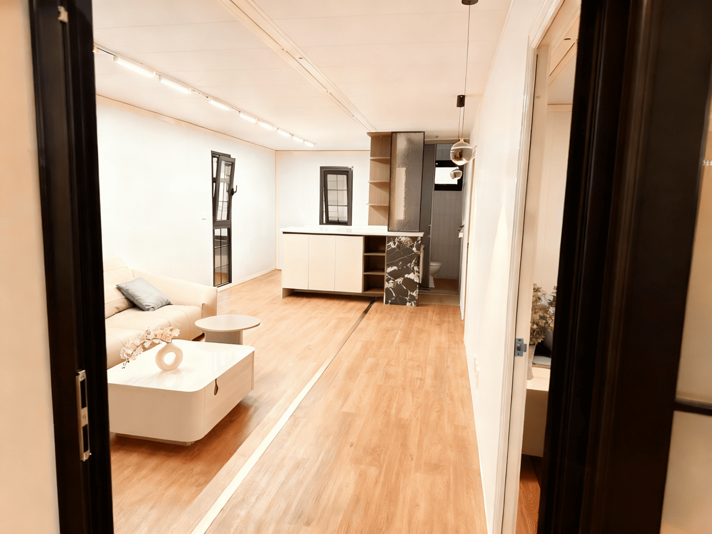 Low Price Prefab Portable Expandable Container House with Warmth Retention Color Customization Available