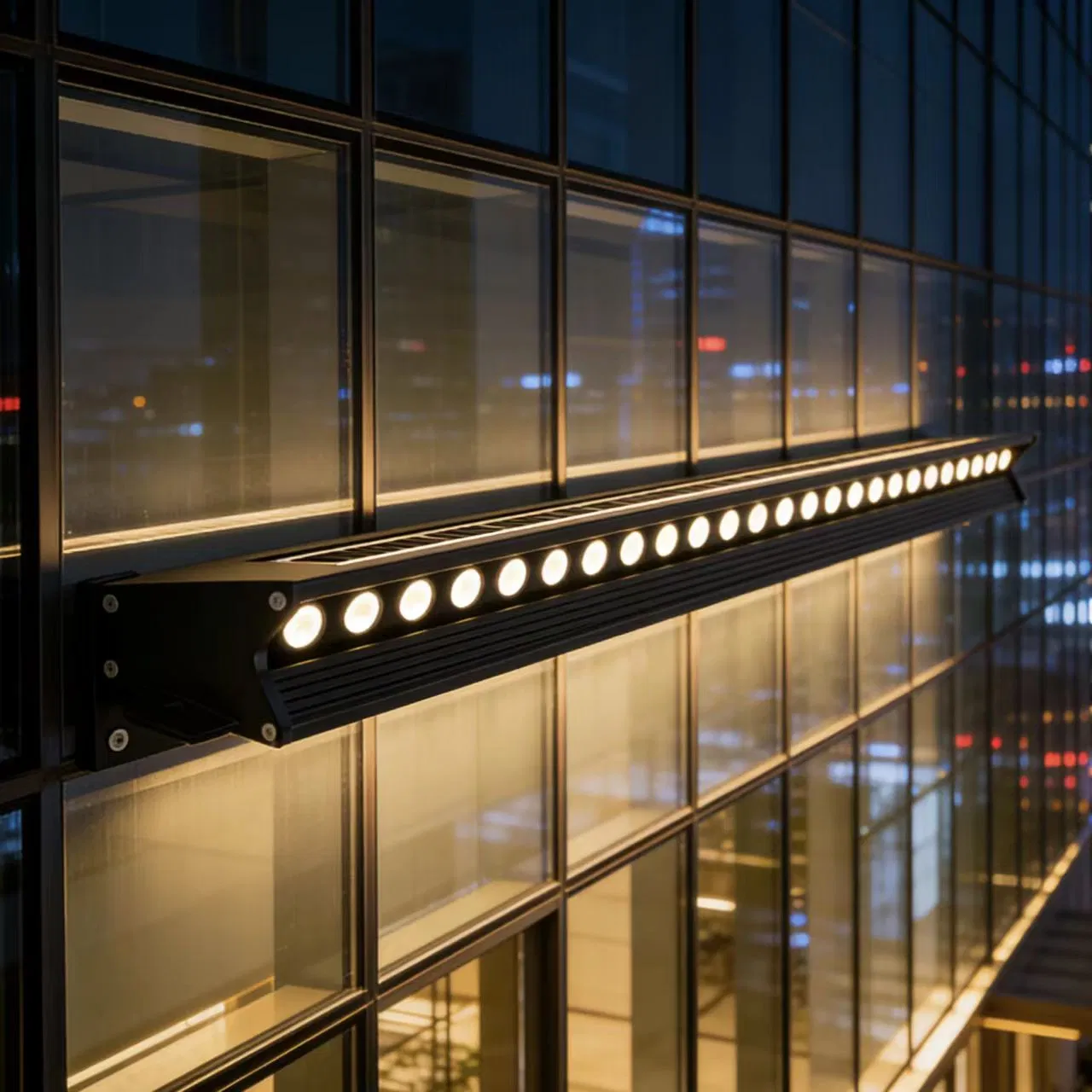 High-Efficiency Solar Wall-Washing Light Featuring 42 CREE Chips