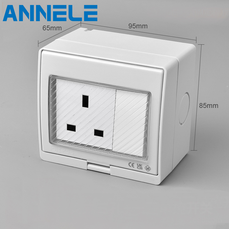 Revestido para o tempo Interruptor de parede protegido IP55 Tomada 2 Tomada de 2 gangues Switch+2