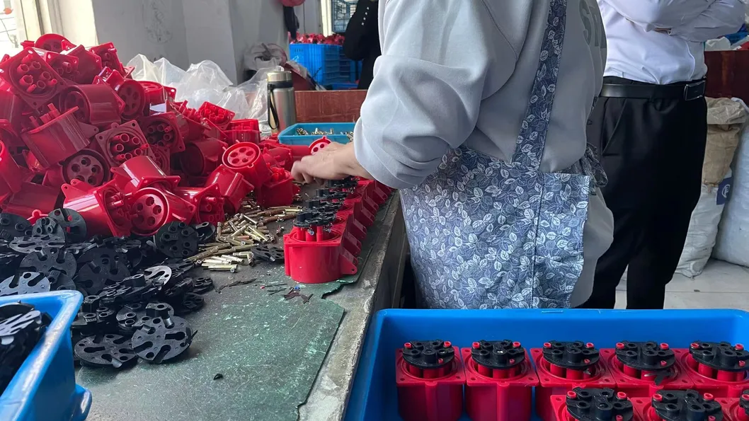 Conector com aterramento para aplicação industrial com tomada de plugue industrial