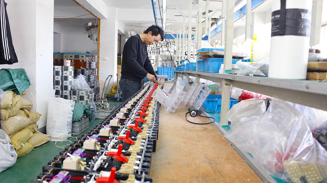Processo de montagem final de produtos elétricos NIB