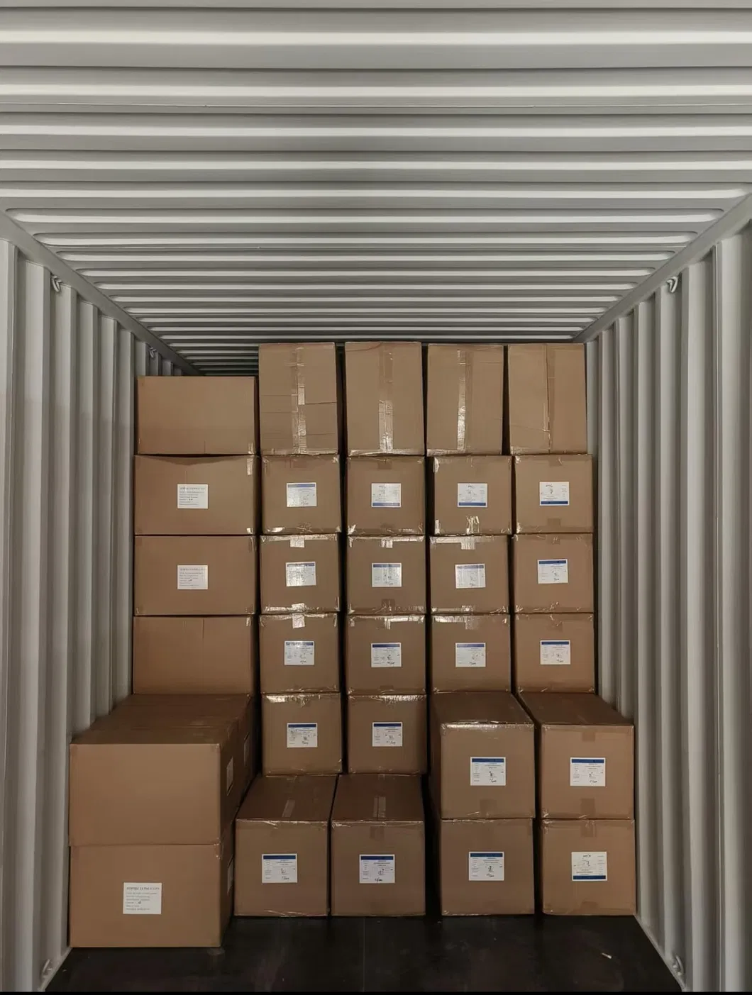 Linha de montagem industrial e controle de estoque de caixas de distribuição