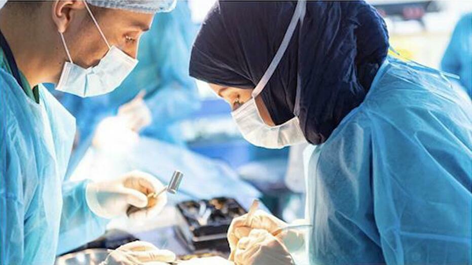 Two surgeons performing surgery — DePuy Synthes and AO Foundation partnership