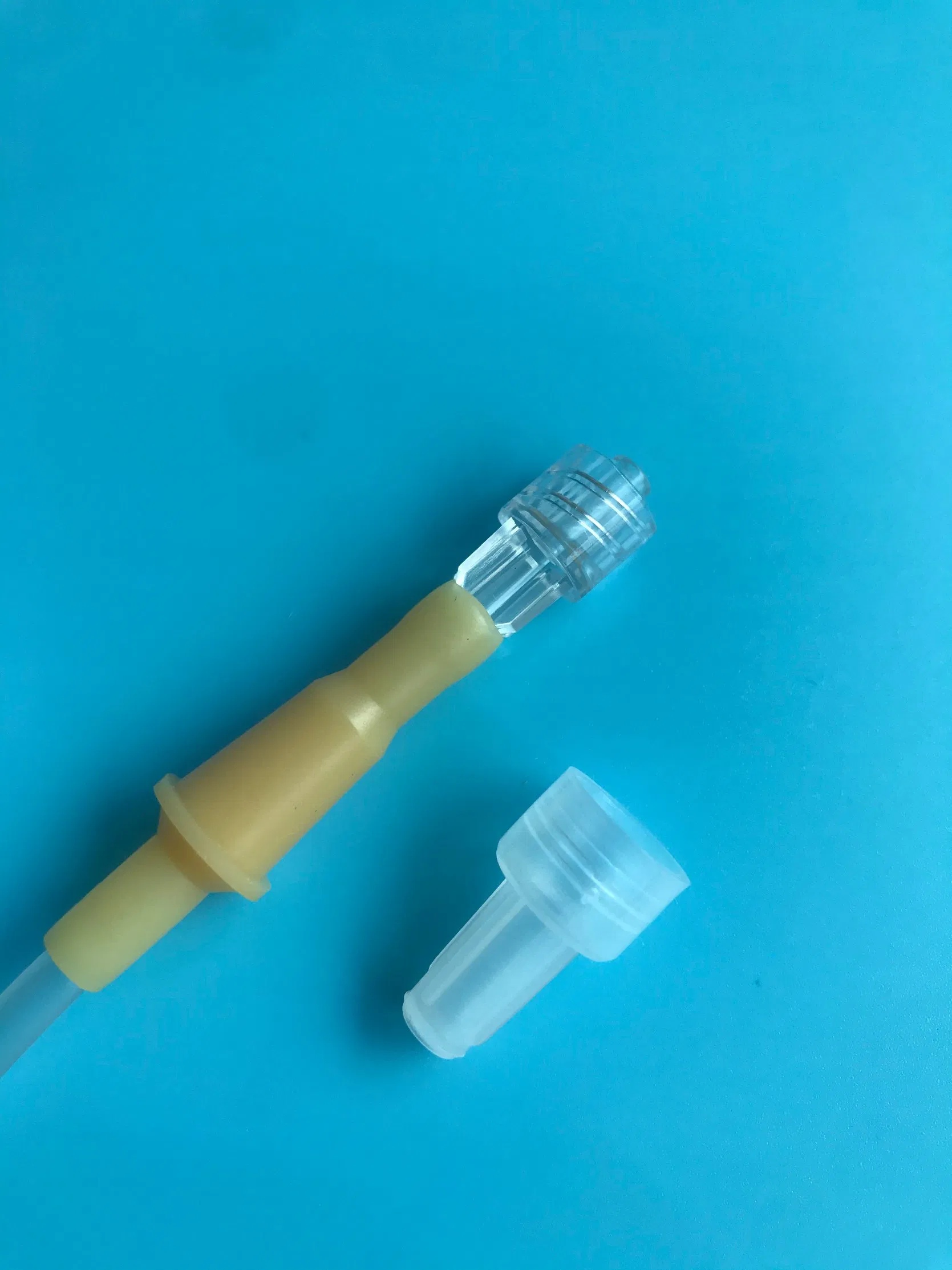 Juego de infusión médica desechable con regulador de flujo para infusión intravenosa