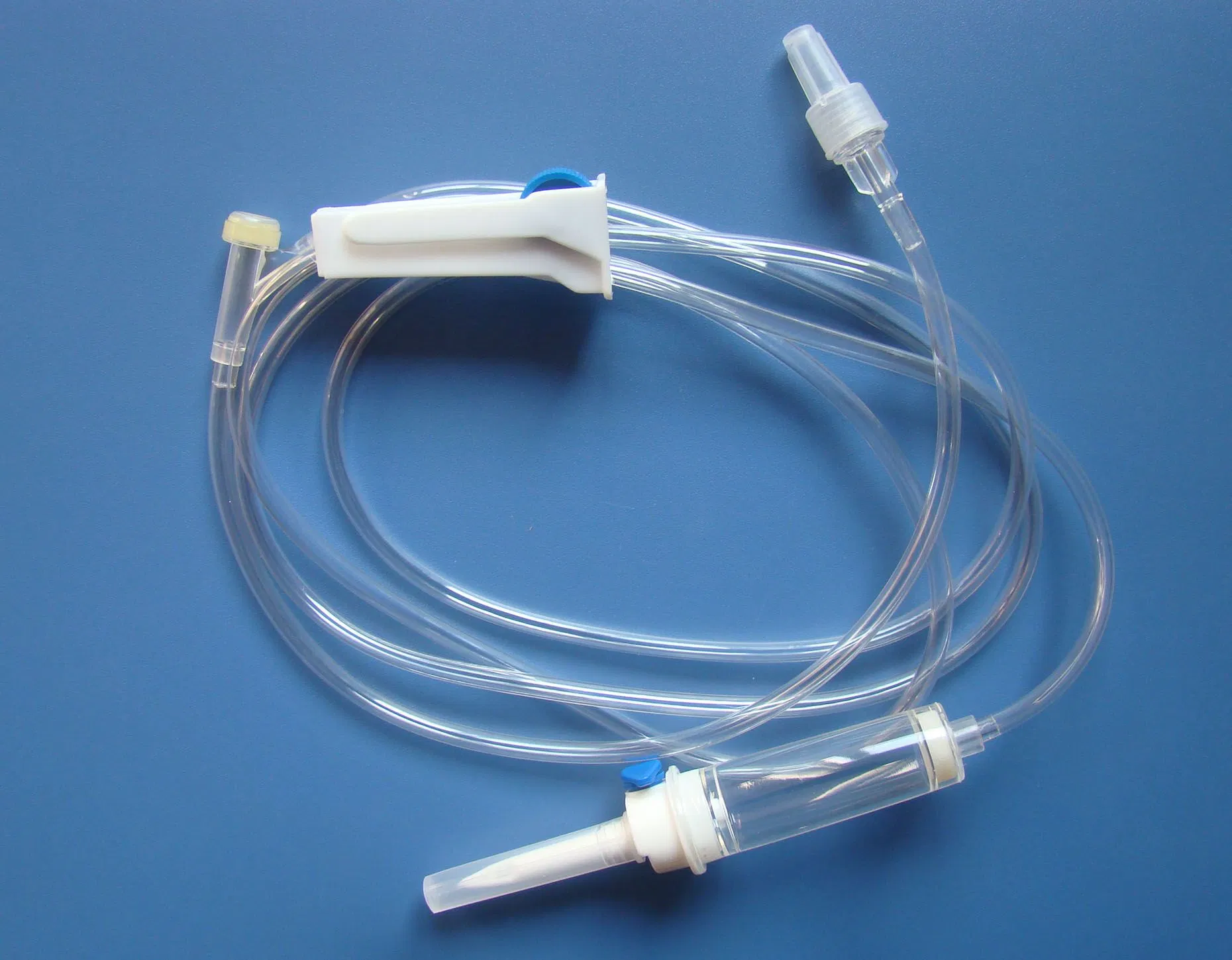 Juego de infusión desechable con conector Luer Lock