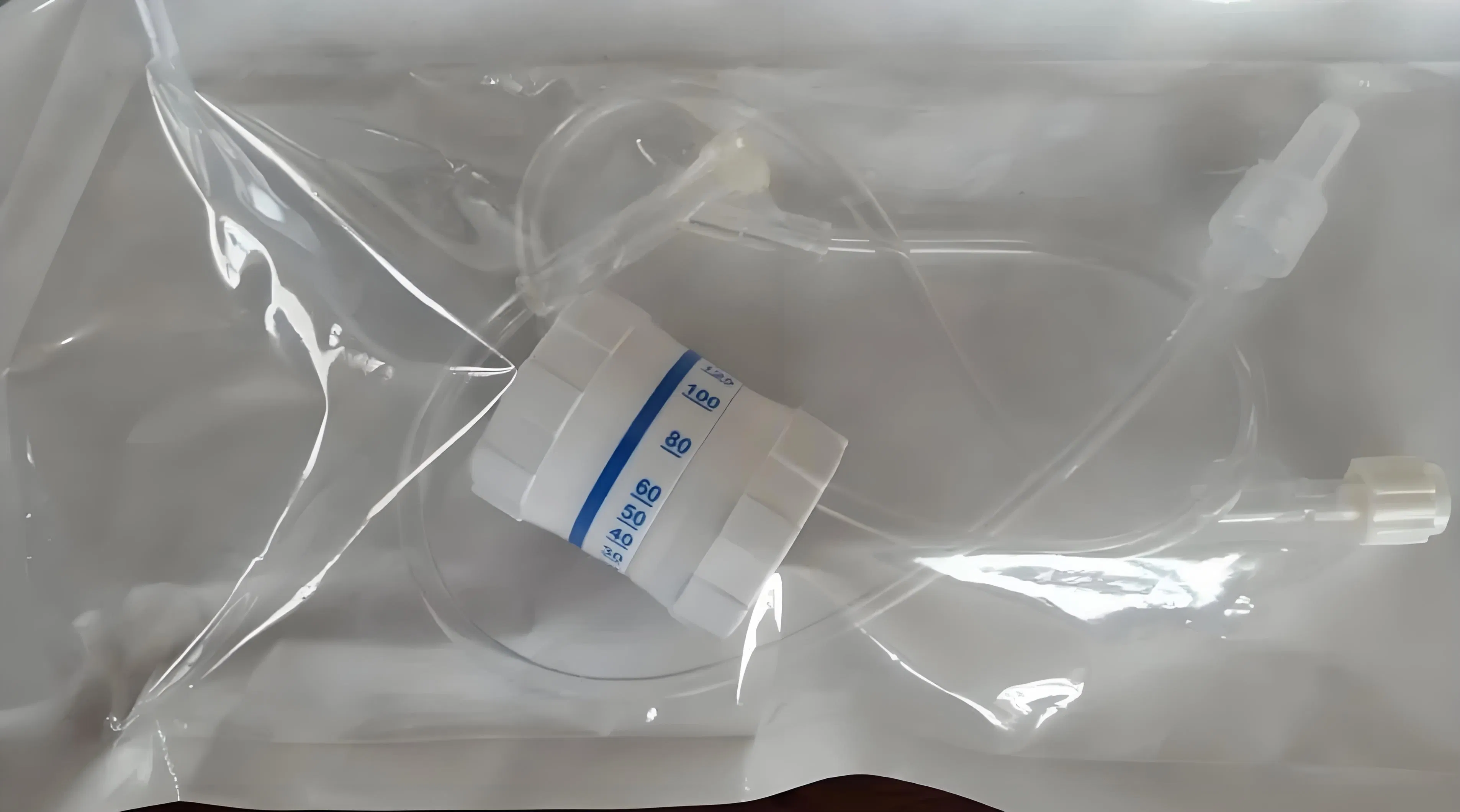 Conjunto de infusión IV desechable con regulador de flujo
