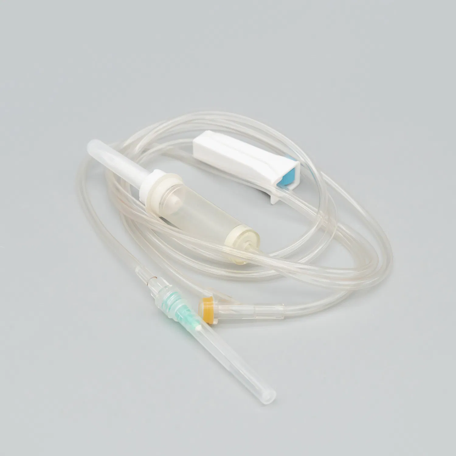 Juego de infusión desechable médico con aguja, cámara de goteo con filtro y conector en Y