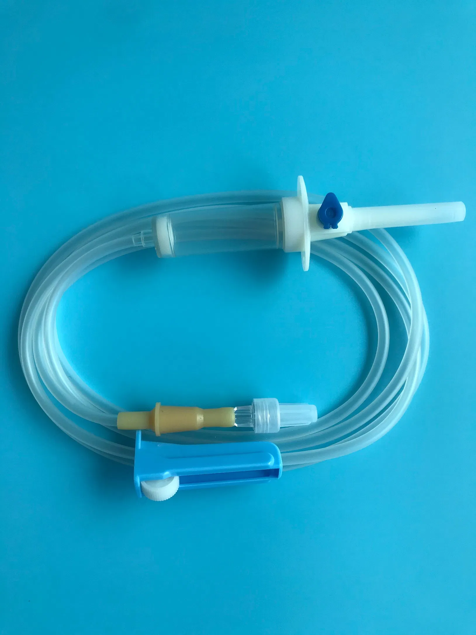 Juego de infusión médica desechable con regulador de flujo para infusión intravenosa