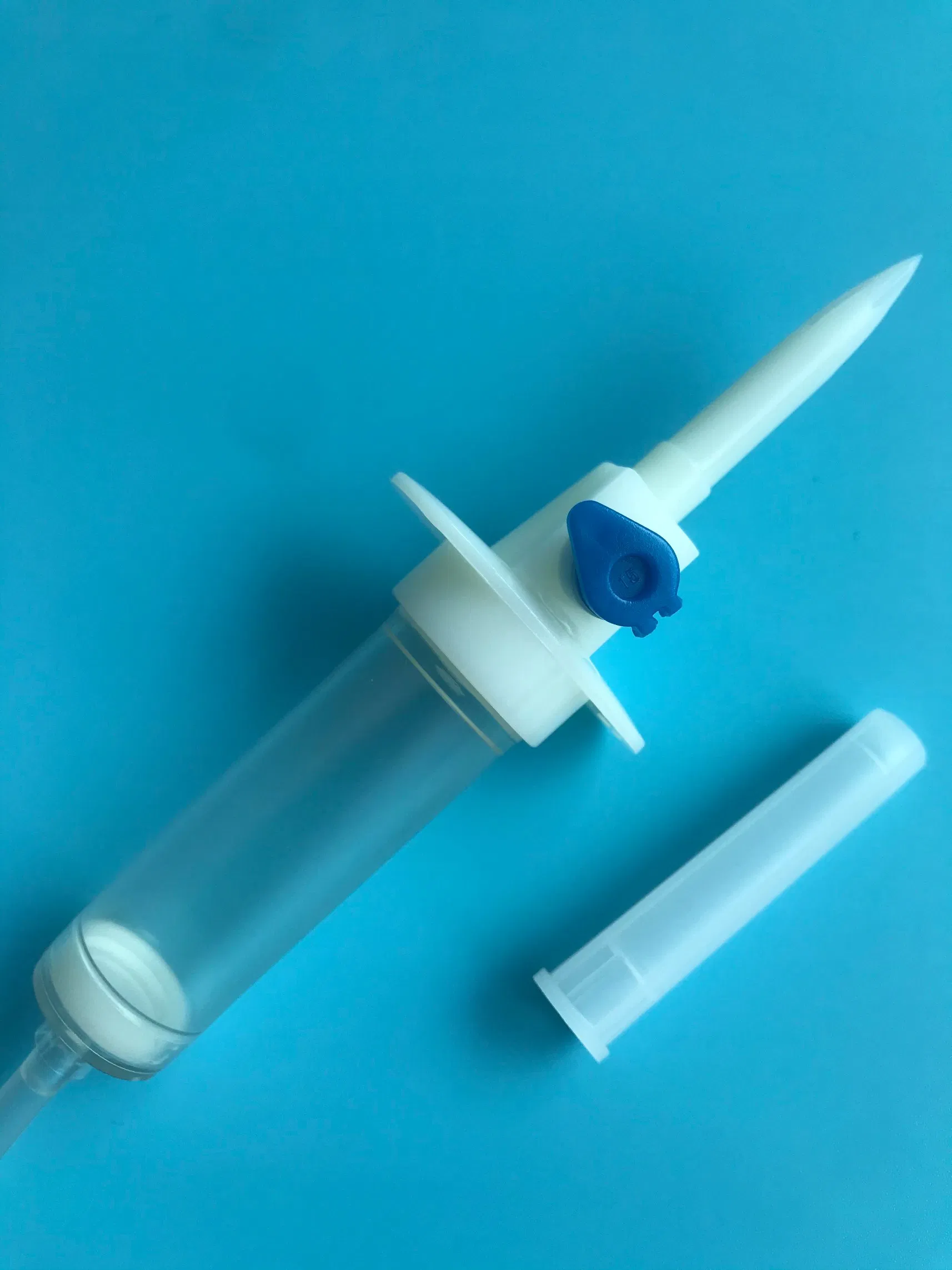 Juego de infusión médica desechable con regulador de flujo para infusión intravenosa