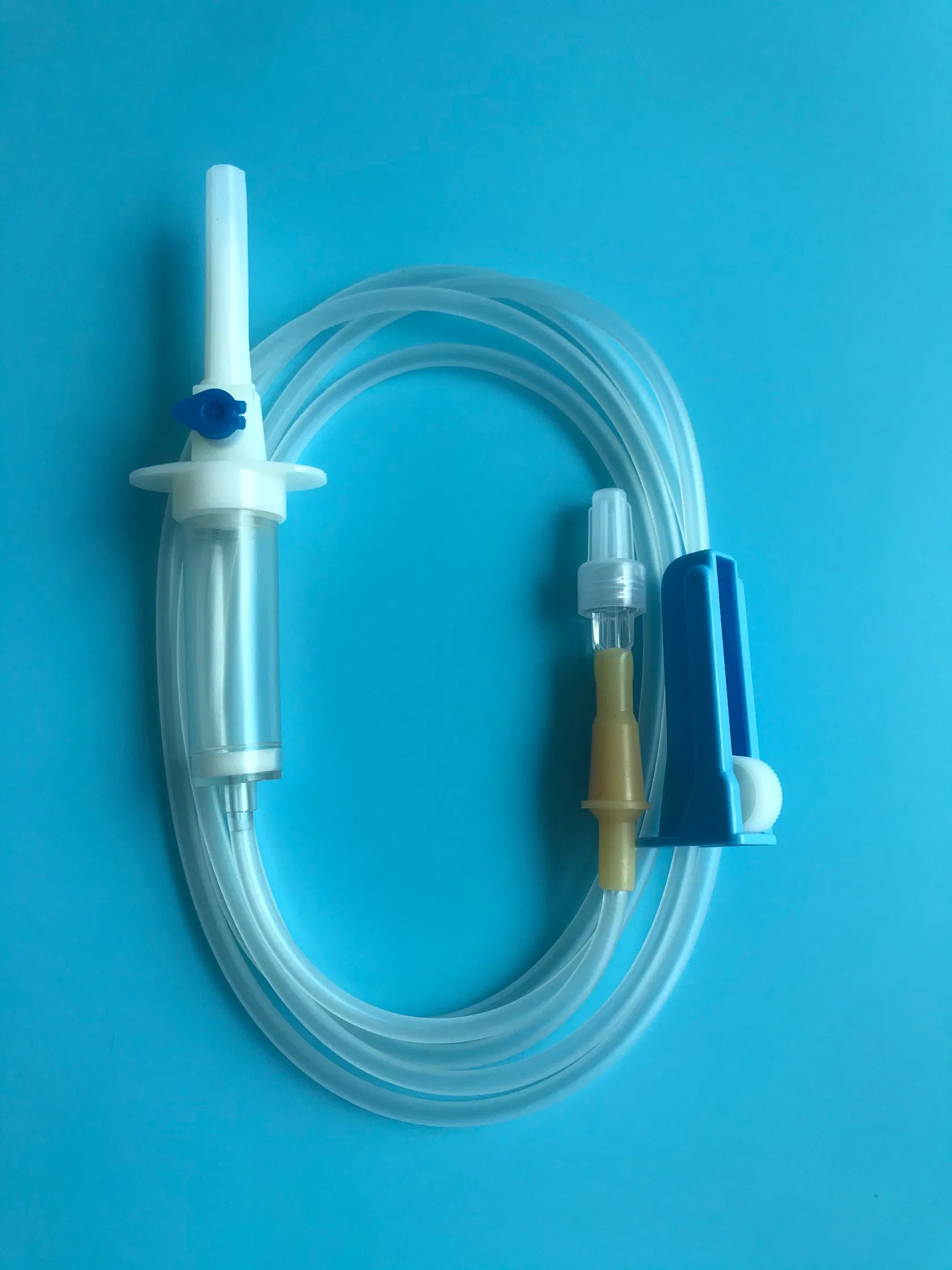 Juego de infusión médica desechable con regulador de flujo para infusión intravenosa