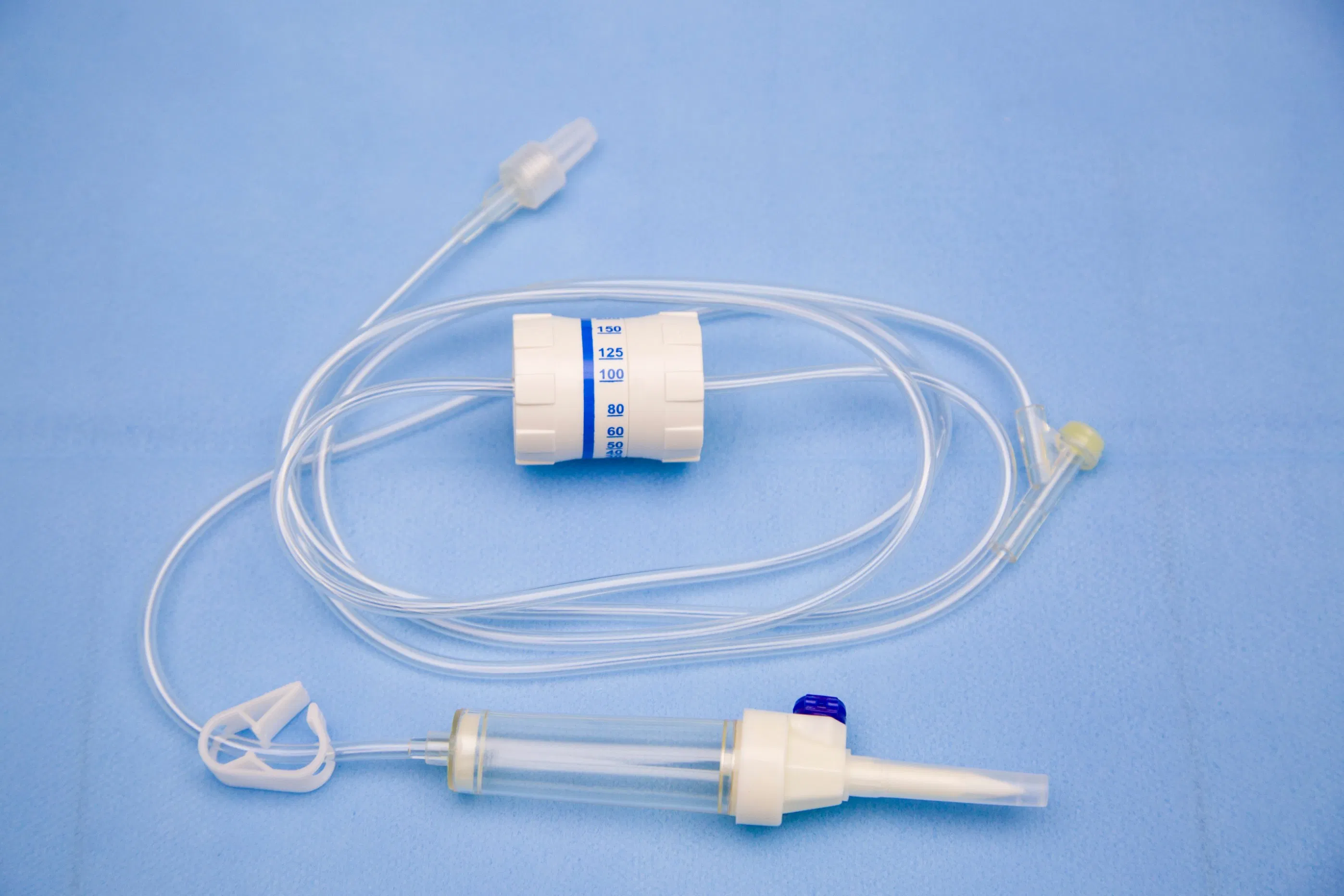 Tubo de extensión con regulador de flujo, juego de infusión con regulador de flujo, juego de IV desechable