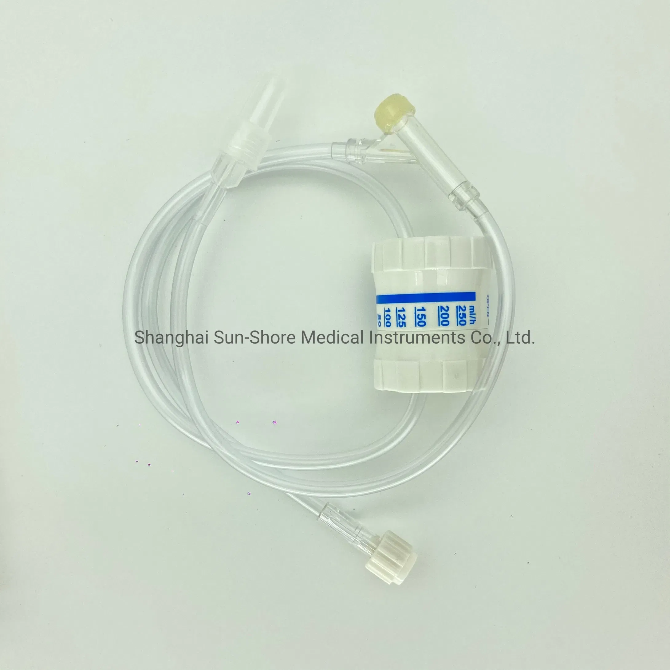 Conjunto de línea de extensión con regulador de flujo de fluidos intravenosos desechable