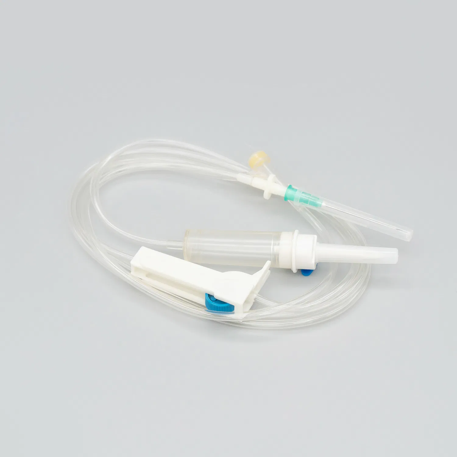 Juego de infusión desechable médico con aguja, cámara de goteo con filtro y conector en Y